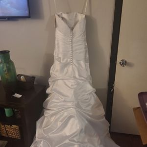 Strapless wedding dress